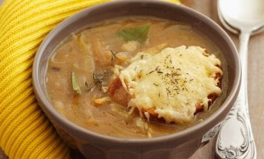 Überbackene Zwiebelsuppe Überbackene Zwiebelsuppe