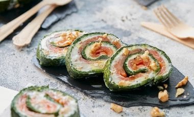 Spinatrolle mit Frischkäse und Lachs