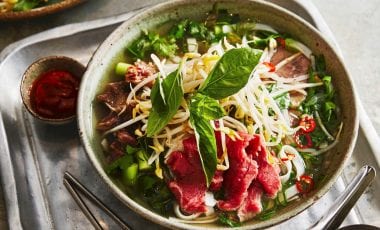 Vietnamesische Rindssuppe mit Reisnudeln
