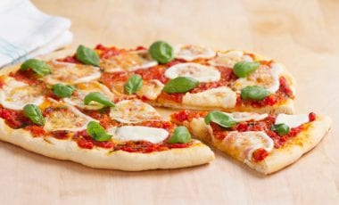 Pizza mit Tomate-Mozzarella Pizza mit Tomate-Mozzarella