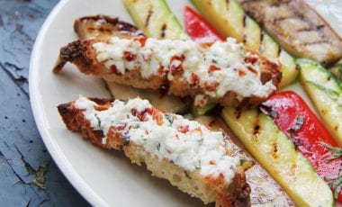 Gegrilltes Gemüse mit Ziegenkäsebrot Gegrilltes Gemüse mit Ziegenkäsebrot