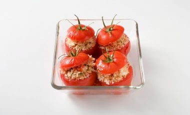 Mit Couscous gefüllte Tomaten