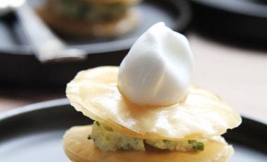 Gebäck aus Filoteig mit Kräutercreme Gebäck aus Filoteig mit Kräutercreme