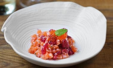 Lachstatar mit Beeren, Limette und Minze Lachstatar mit Beeren, Limette und Minze