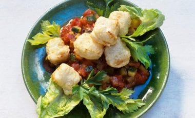 Feta im Backteig mit Zucchini-Tomaten-Sugo Feta im Backteig mit Zucchini-Tomaten-Sugo