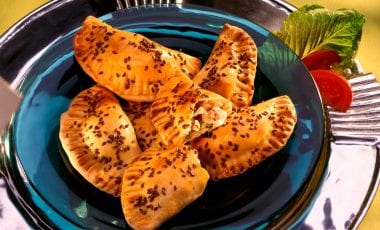 Teigtaschen mit Schinken-Mozzarella-Füllung