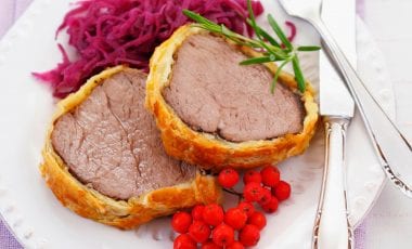 Filet auf Wellington-Art mit Vogelbeeren und Rotkrautsalat Filet auf Wellington-Art mit Vogelbeeren und Rotkrautsalat