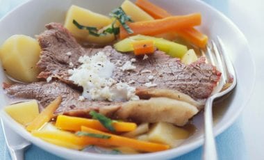 Tellerfleisch mit Gemüse, Kartoffeln und Meerrettichsoße