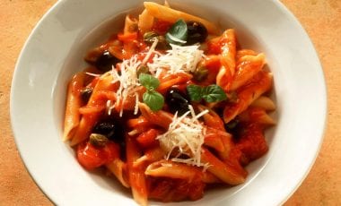 Pasta mit Tomaten, Kapern und Oliven