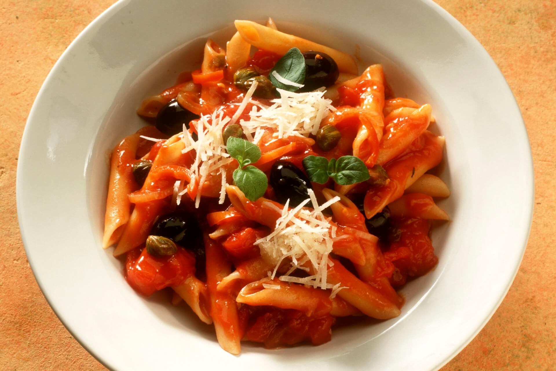 Pasta mit Tomaten, Kapern und Oliven - FreshMAG