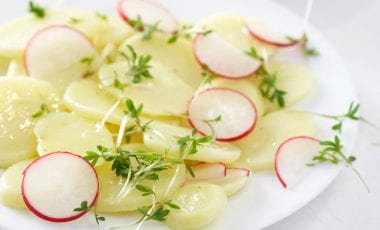 Kartoffelsalat mit Radieschen und braunen Zwiebeln Kartoffelsalat mit Radieschen und braunen Zwiebeln