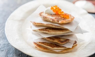 Mini-Pfannkuchen mit Kaviar