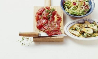 Roher Rindfleischsalat mit Pilzen