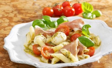 Tomaten-Nudelsalat mit Mozzarella, Rohschinken und Pesto Tomaten-Nudelsalat mit Mozzarella, Rohschinken und Pesto