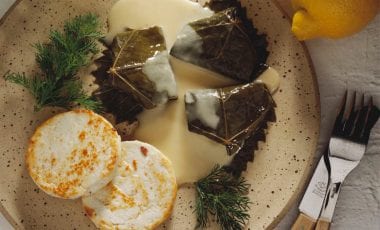 Gefüllte Weinblätter mit Käse und Sauce