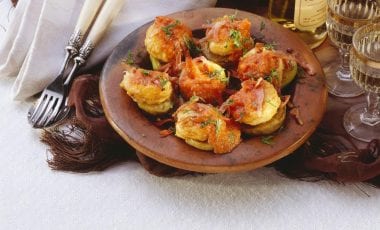 Ausgebackene Eier auf Auberginenscheiben mit Speck Ausgebackene Eier auf Auberginenscheiben mit Speck
