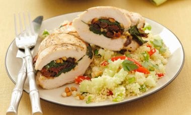 Hähnchen mit Tomaten-Spinat-Füllung und Couscoussalat Hähnchen mit Tomaten-Spinat-Füllung und Couscoussalat