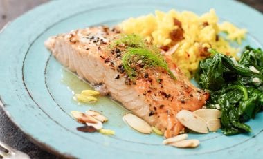Gebackenes Lachsfilet mit Spinat und Reis Gebackenes Lachsfilet mit Spinat und Reis