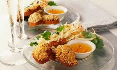 Kleine Garnelentoasts mit Sesam und Sojasprossen-Salat Kleine Garnelentoasts mit Sesam und Sojasprossen-Salat
