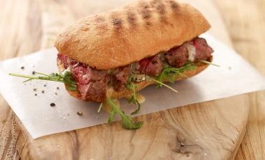 Sandwich mit Rindersteaks und Rucola