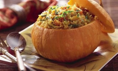 Kürbis gefüllt mit Reis und Gemüse Kürbis gefüllt mit Reis und Gemüse