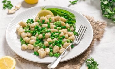 Zitronen-Gnocchi mit Pesto aus Erbsen und Petersilie