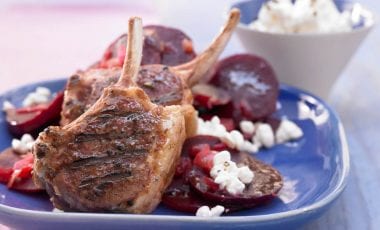 Saftige Lammkoteletts mit gedünsteter Roter Beete Saftige Lammkoteletts mit gedünsteter Roter Beete