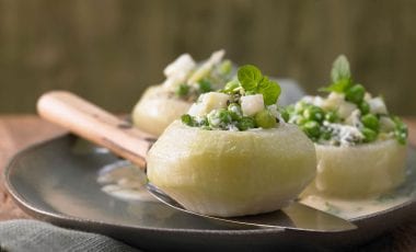 Kohlrabi mit Erbsen-Frischkäse-Füllung Kohlrabi mit Erbsen-Frischkäse-Füllung