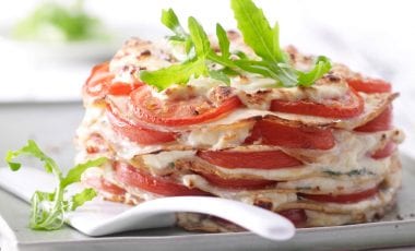 Geschichtete Rucola-Pfannkuchen aus dem Ofen Geschichtete Rucola-Pfannkuchen aus dem Ofen