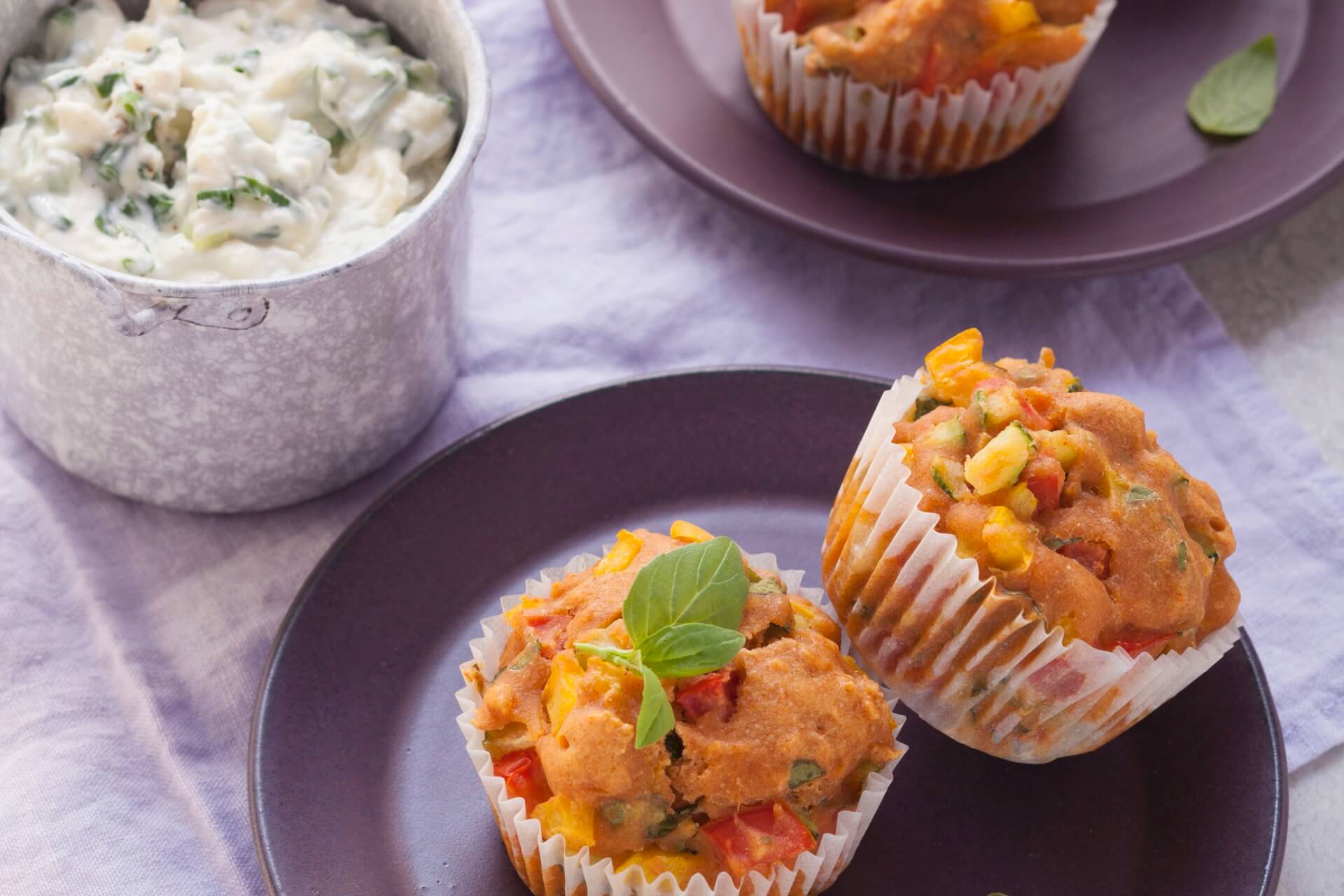 Pikante Muffins mit Paprika und Zucchini - FreshMAG