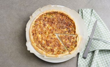 Blätterteigtarte mit Schinken und Käse