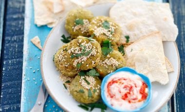 Kräuter-Falafel mit Joghurtsauce und Fladenbrot Kräuter-Falafel mit Joghurtsauce und Fladenbrot