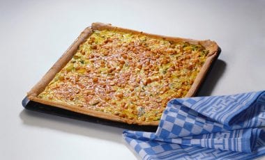 Zwiebel-Lauch-Kuchen mit Käse und Erdnüssen Zwiebel-Lauch-Kuchen mit Käse und Erdnüssen