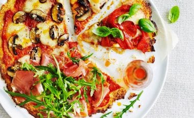 Pizza mit Blumenkohlboden Pizza mit Blumenkohlboden