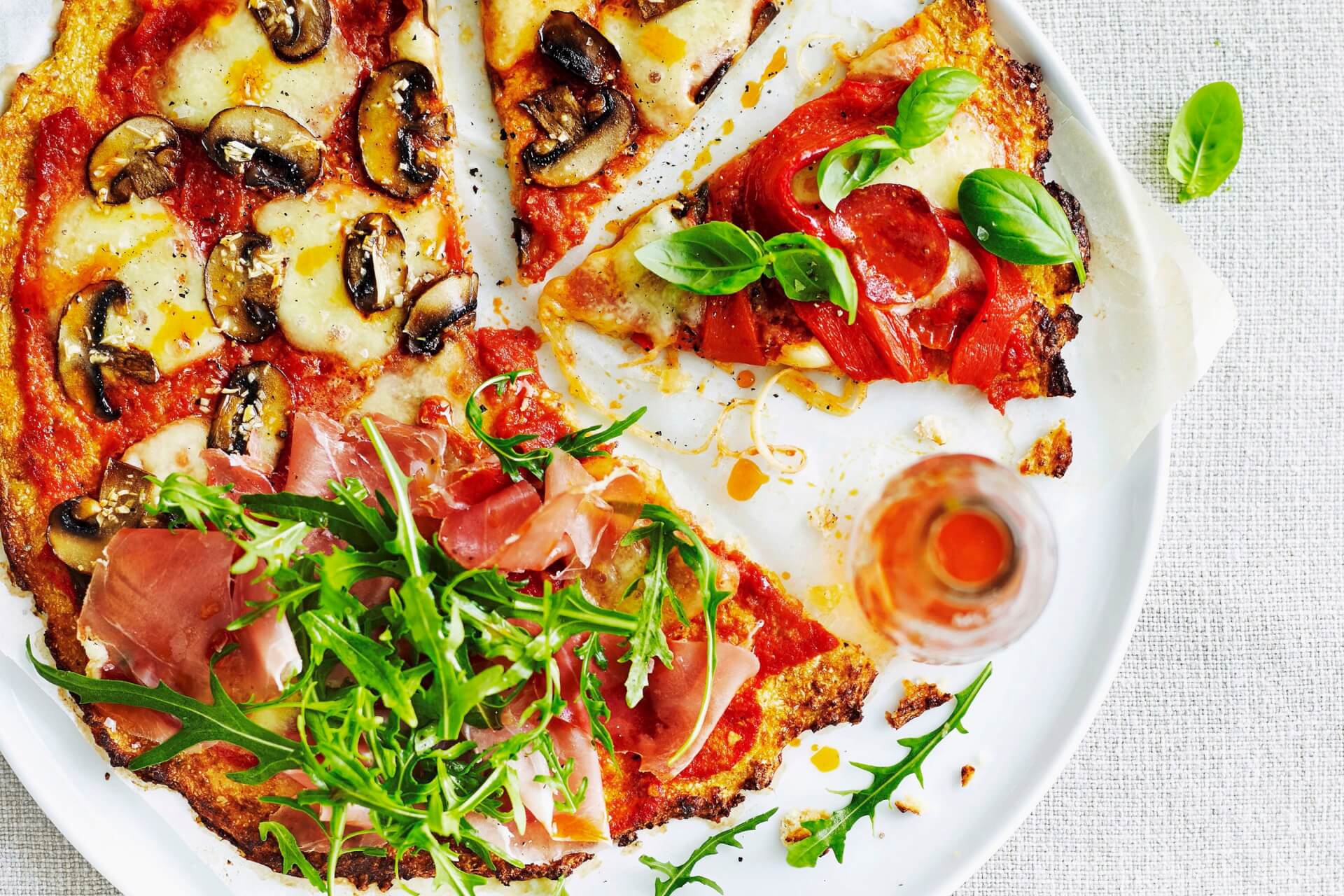 3 рецепта пиццы. Пицца овощная. Пицца на овощной подушке рецепт. Pizza Base and ingredients.