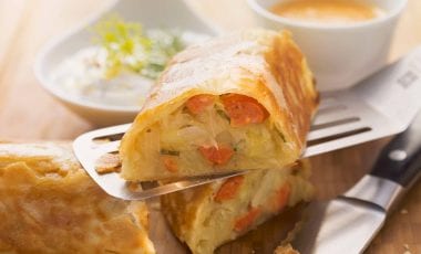 Herzhafter Strudel mit Sauerkraut und Würstchen Herzhafter Strudel mit Sauerkraut und Würstchen