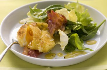 Gebackenes pochiertes Ei mit Salat und Speck Gebackenes pochiertes Ei mit Salat und Speck