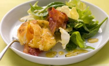 Gebackenes pochiertes Ei mit Salat und Speck Gebackenes pochiertes Ei mit Salat und Speck