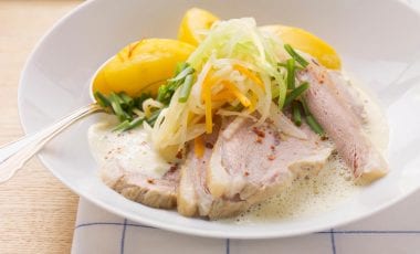 Kalbsschulter mit Salzkartoffeln und Wurzelgemüse Kalbsschulter mit Salzkartoffeln und Wurzelgemüse