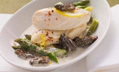 Hähnchenbrust mit Spargel, Morcheln und Zitronensoße