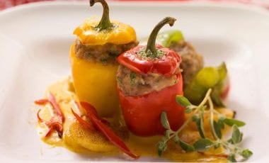 Kleine Paprika mit Füllung und Kürbissoße Kleine Paprika mit Füllung und Kürbissoße