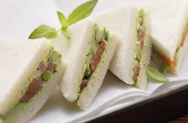 Tramezzini mit Frischkäsecreme, Schinken und Erbsen Tramezzini mit Frischkäsecreme, Schinken und Erbsen
