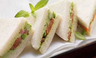 Tramezzini mit Frischkäsecreme, Schinken und Erbsen Tramezzini mit Frischkäsecreme, Schinken und Erbsen
