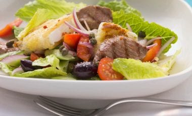 Salat mit gebratenem Lamm und Feta im Brotmantel Salat mit gebratenem Lamm und Feta im Brotmantel
