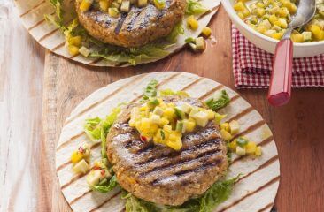 Vegetarische Burger mit Avocado-Salsa Vegetarische Burger mit Avocado-Salsa