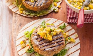 Vegetarische Burger mit Avocado-Salsa Vegetarische Burger mit Avocado-Salsa