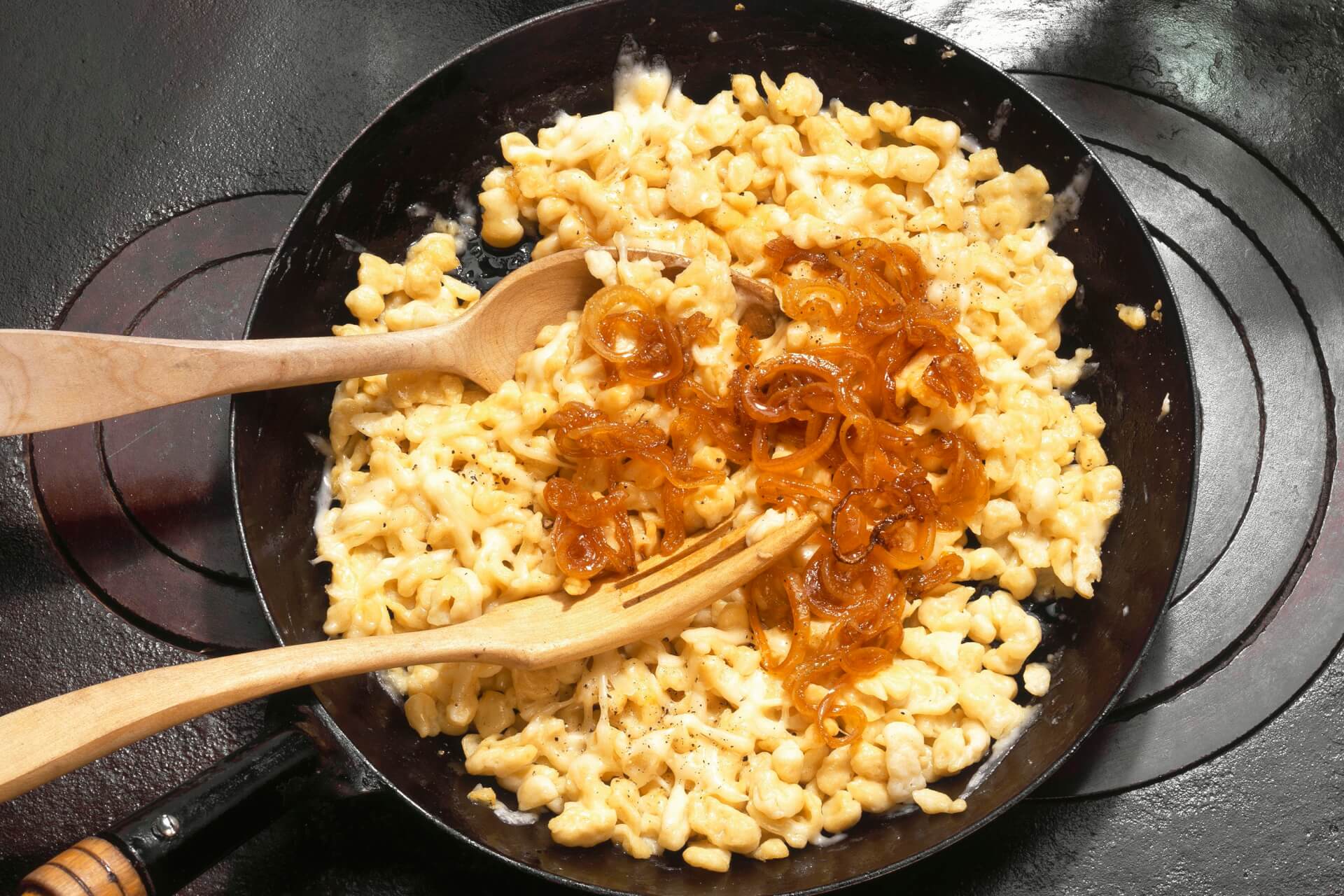 Allgäuer Käsespätzle mit Röstzwiebeln - FreshMAG