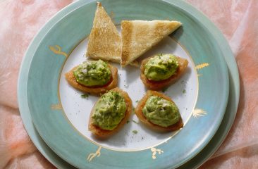 Avocado-Kräuter-Creme mit gebackenen Tomaten Avocado-Kräuter-Creme mit gebackenen Tomaten