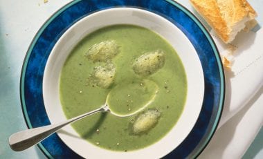 Kalte Kräutersuppe mit Gurkengranité