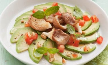 Avocadocarpaccio mit Tomaten und Austernpilzen